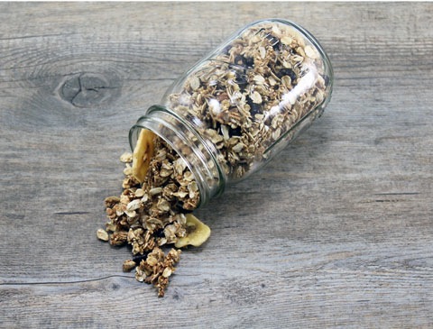Quinoa-Granola-with-Dark-Chocolate-Pomegranate-3.jpg