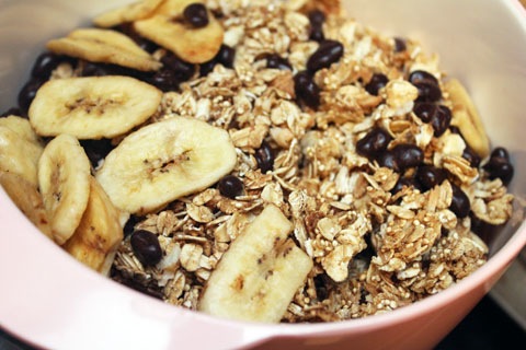 Quinoa-Granola-with-Dark-Chocolate-Pomegranate-Bananas-Pomegranates.jpg