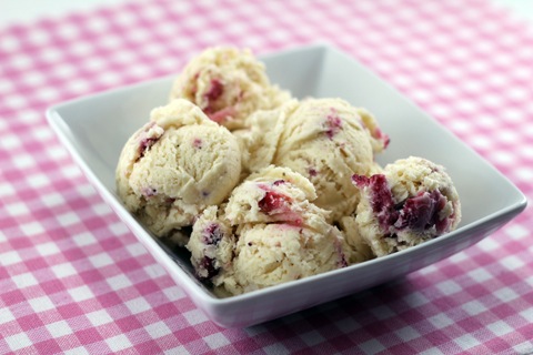 White-Chocolate-Strawberry-Ice-Cream-10.jpg