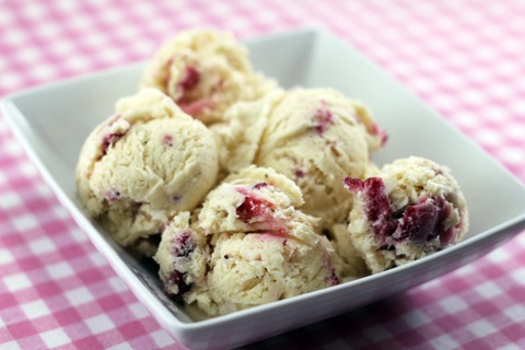 White-Chocolate-Strawberry-Ice-Cream-13.jpg