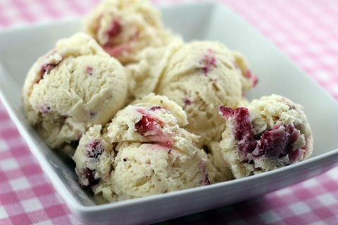 White-Chocolate-Strawberry-Ice-Cream-9.jpg